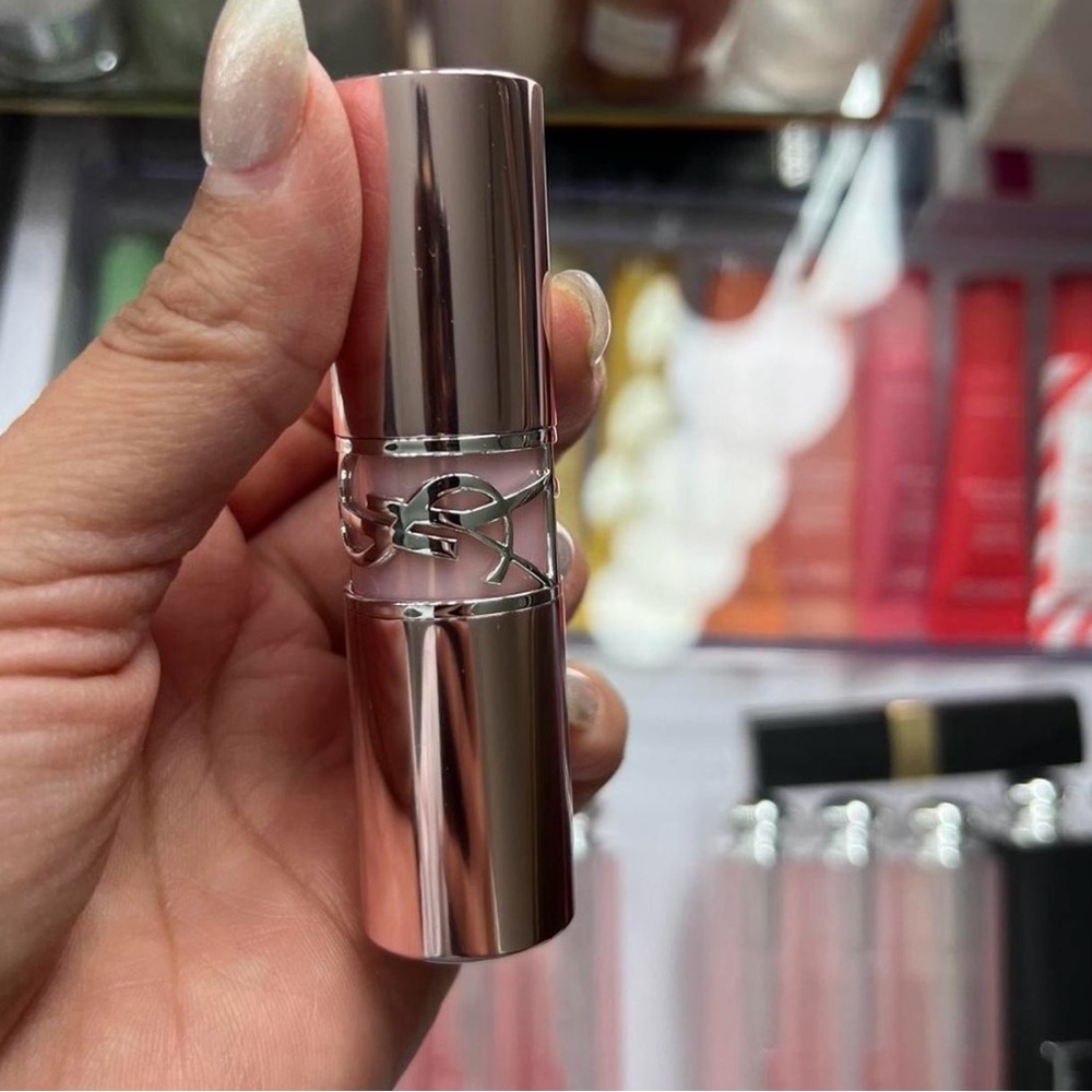 Luxurious Pink Lipstick by [Brand]